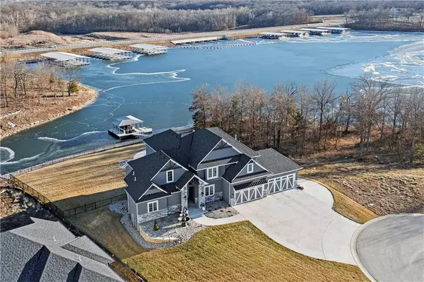 14 Omaha CIR, Lake Winnebago, MO 64034