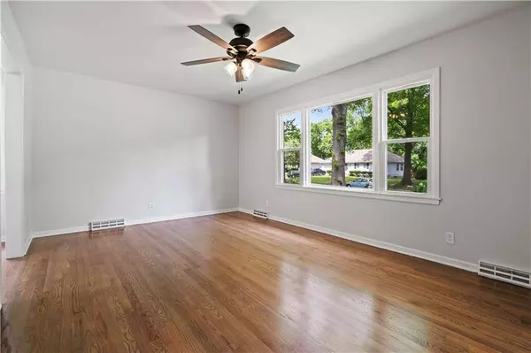 10006 Oakdell ST, Kansas City, MO 64114