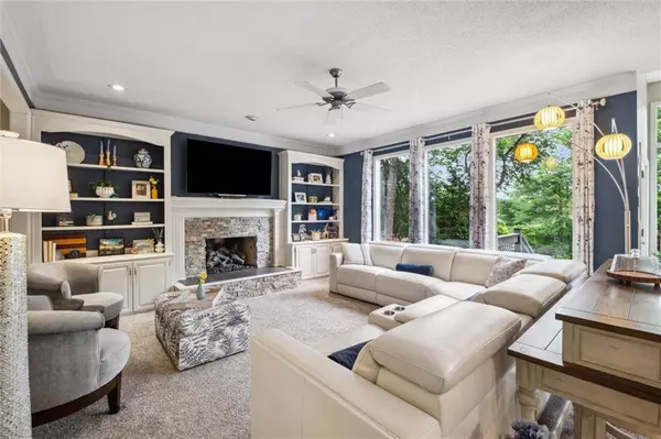 14910 Rhodes CIR, Lenexa, KS 66215