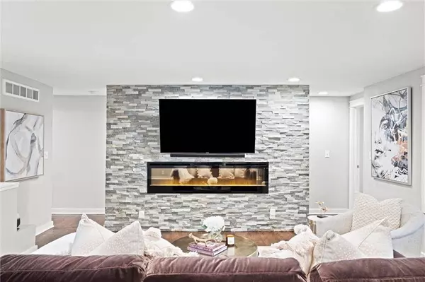 4221 W 74th ST, Prairie Village, KS 66208