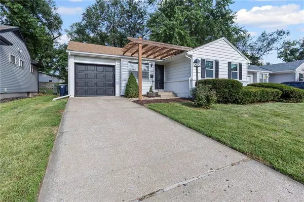 8341 Oak ST, Kansas City, MO 64114