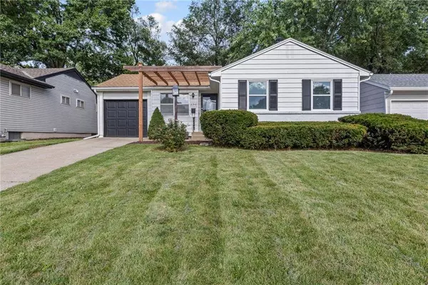 8341 Oak ST, Kansas City, MO 64114