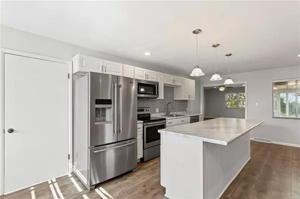 8341 Oak ST, Kansas City, MO 64114