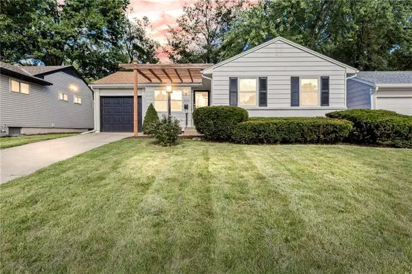 8341 Oak ST, Kansas City, MO 64114