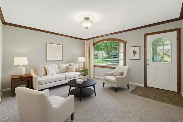 109 SE Brentwood DR, Lee's Summit, MO 64063