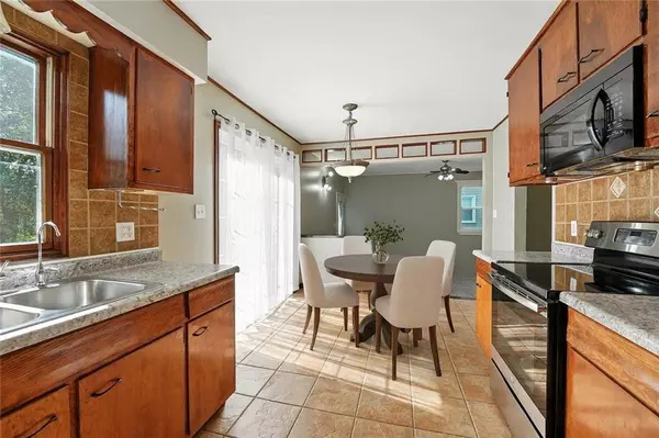 109 SE Brentwood DR, Lee's Summit, MO 64063