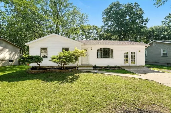 109 SE Brentwood DR, Lee's Summit, MO 64063