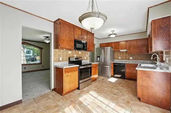 109 SE Brentwood DR, Lee's Summit, MO 64063