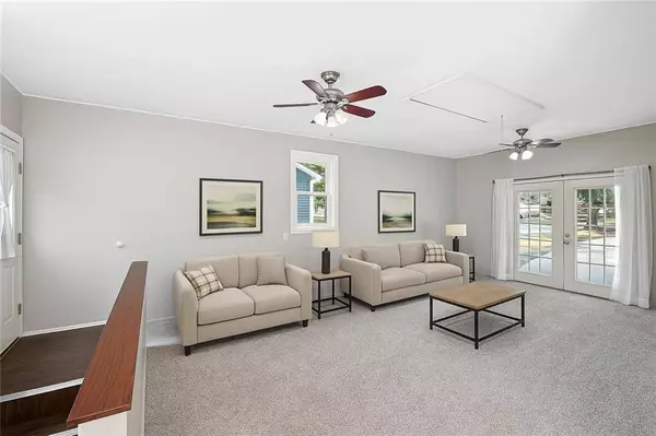 109 SE Brentwood DR, Lee's Summit, MO 64063