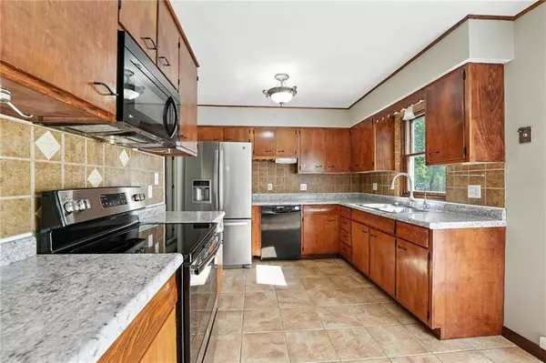 109 SE Brentwood DR, Lee's Summit, MO 64063