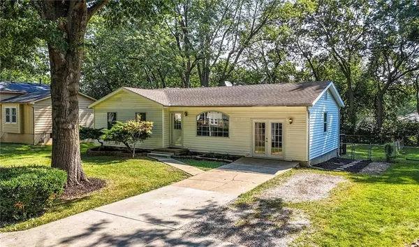 109 SE Brentwood DR, Lee's Summit, MO 64063