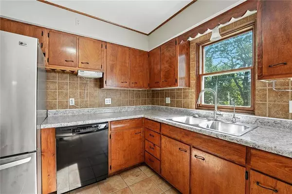 109 SE Brentwood DR, Lee's Summit, MO 64063