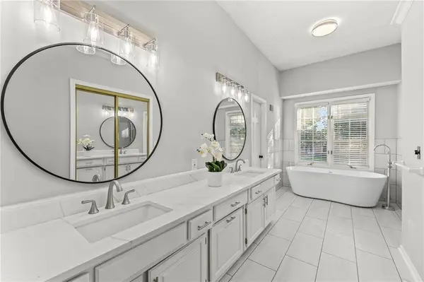 13716 W 75th TER, Lenexa, KS 66216