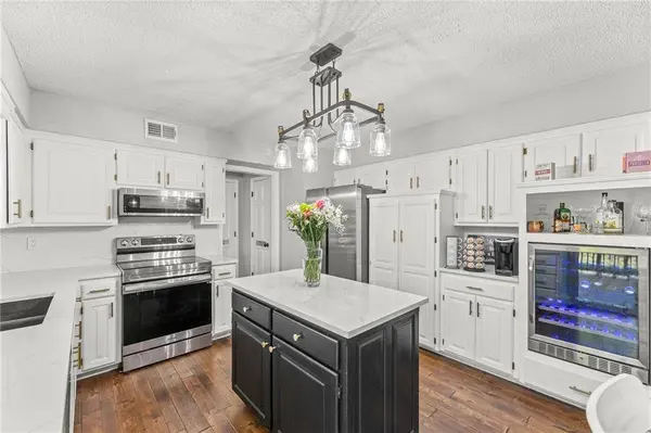 13716 W 75th TER, Lenexa, KS 66216