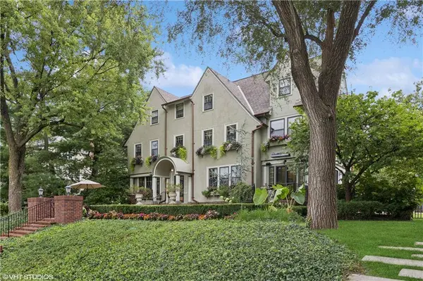 239 W 52nd ST, Kansas City, MO 64112