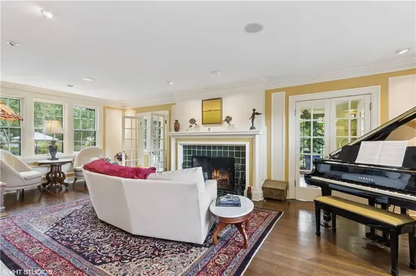 239 W 52nd ST, Kansas City, MO 64112