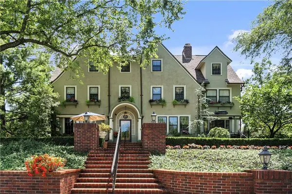 239 W 52nd ST, Kansas City, MO 64112