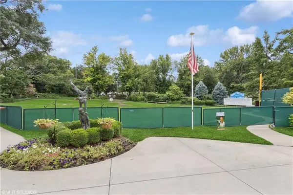 239 W 52nd ST, Kansas City, MO 64112