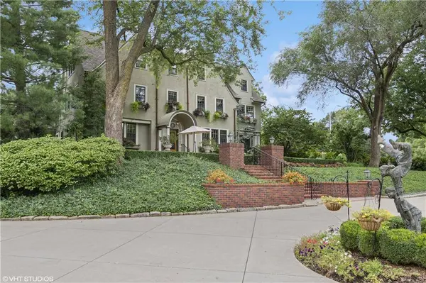 239 W 52nd ST, Kansas City, MO 64112