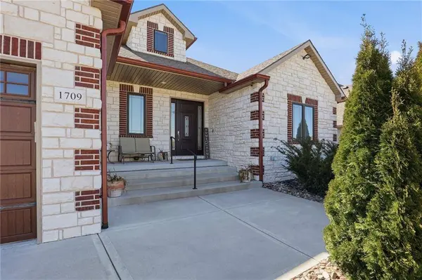 1709 SW 27th ST, Lee's Summit, MO 64082