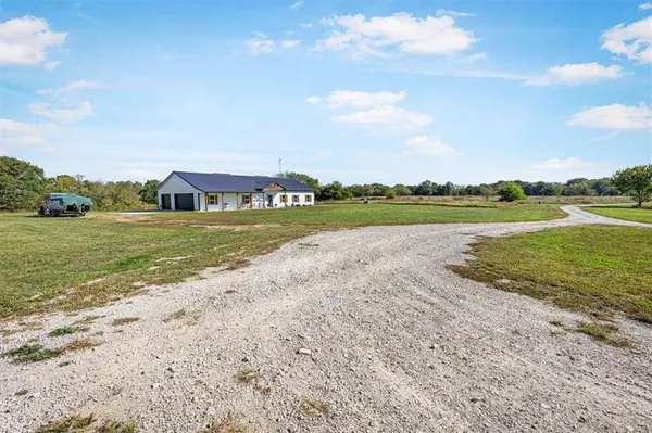 6409 Gracie LN, Odessa, MO 64076