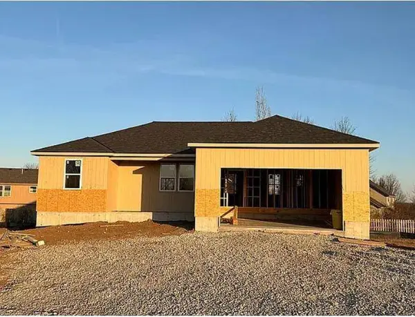 1415 Thomas DR, Louisburg, KS 66053