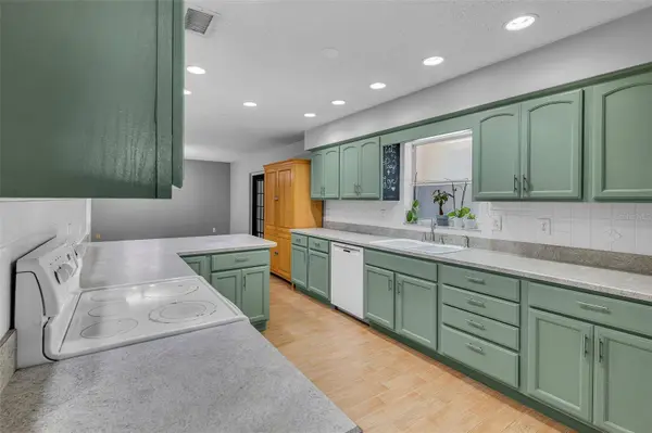 1609 E LAKE PARKER DR, Lakeland, FL 33801