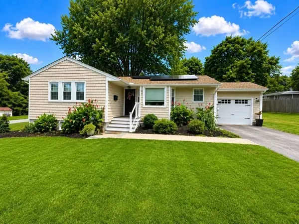 82 Kearns Ave, Tiverton, RI 02878