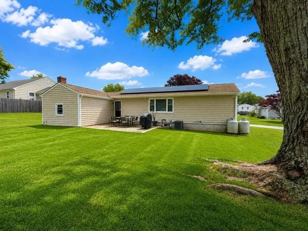 82 Kearns Ave, Tiverton, RI 02878