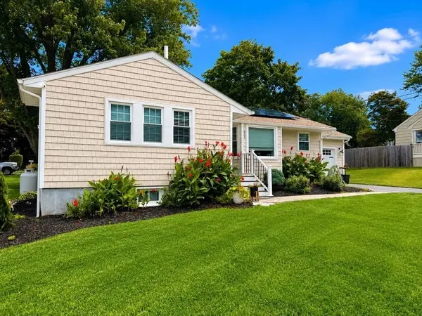 82 Kearns Ave, Tiverton, RI 02878