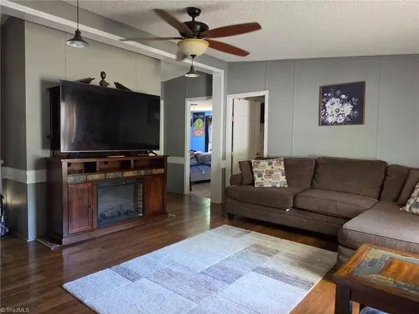 1045 APPLE BLOSSOM LN, Burlington, NC 27217