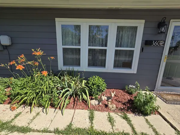 8602 Apple Blossom LN, Indianapolis, IN 46113
