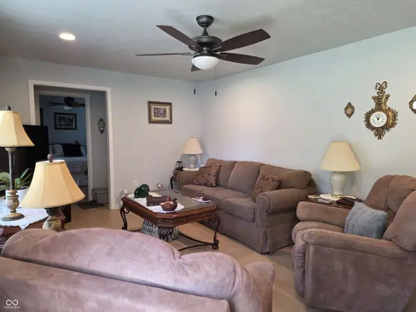 8602 Apple Blossom LN, Indianapolis, IN 46113