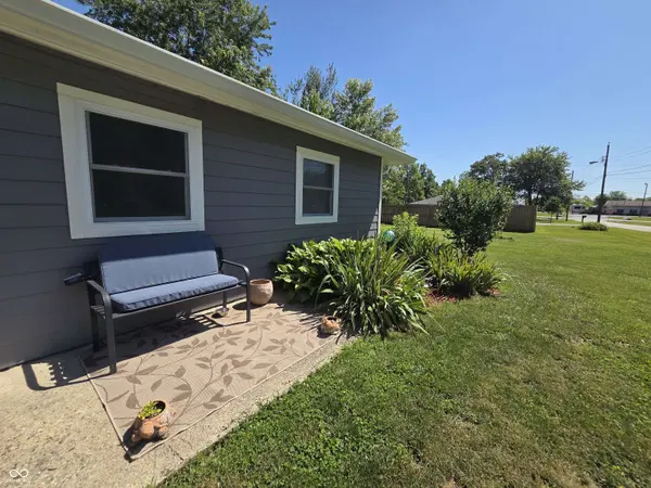 8602 Apple Blossom LN, Indianapolis, IN 46113