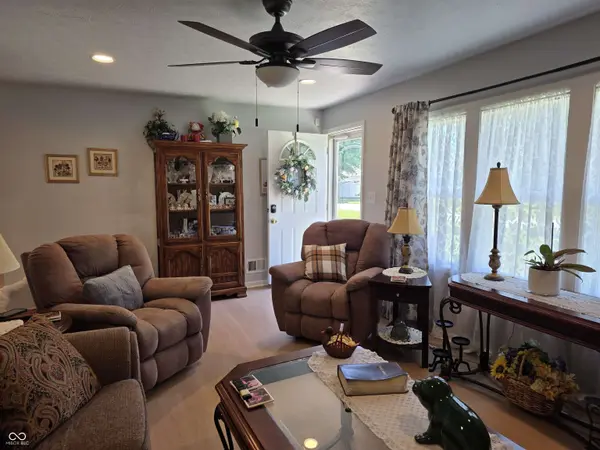 8602 Apple Blossom LN, Indianapolis, IN 46113