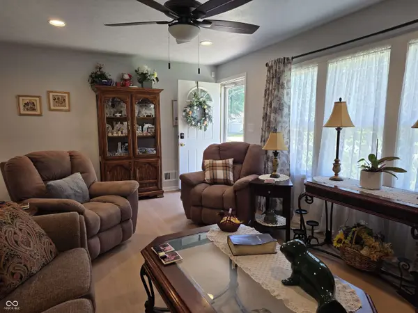 8602 Apple Blossom LN, Indianapolis, IN 46113