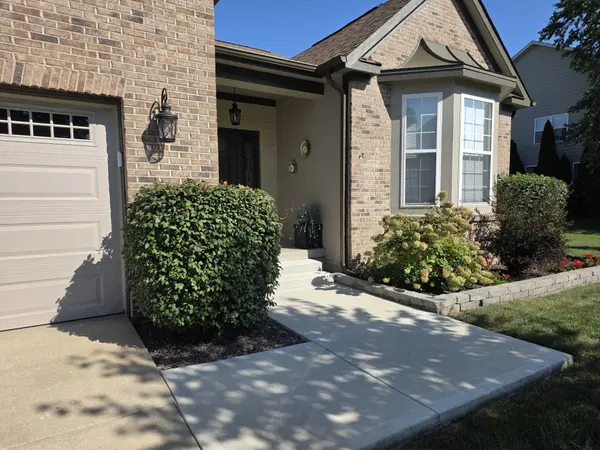 9337 Woodslake Dr, Indianapolis, IN 46278-5072