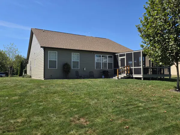 9337 Woodslake Dr, Indianapolis, IN 46278-5072