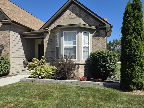 9337 Woodslake Dr, Indianapolis, IN 46278-5072