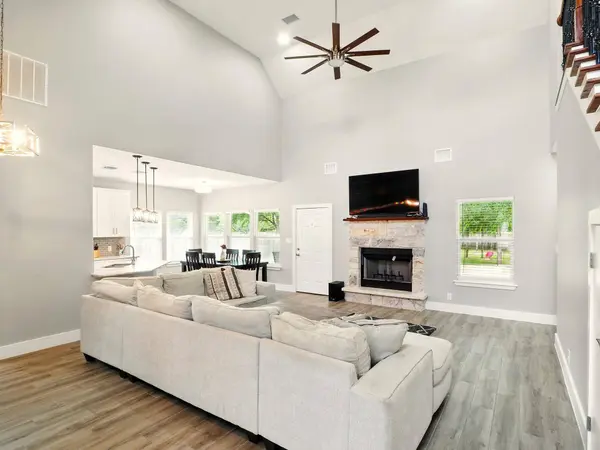 121 Kaeleku LN, Bastrop, TX 78602