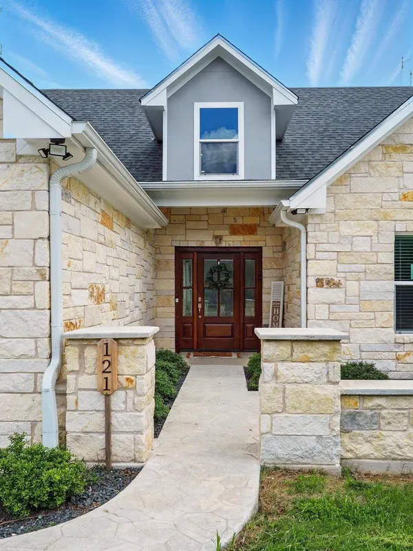 121 Kaeleku LN, Bastrop, TX 78602