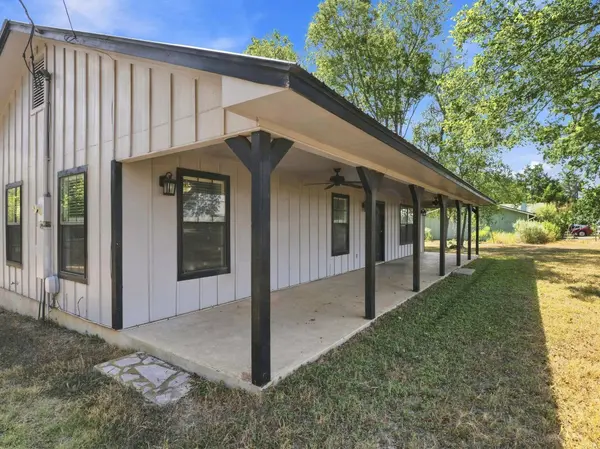1303 Lovers LN, Bastrop, TX 78602