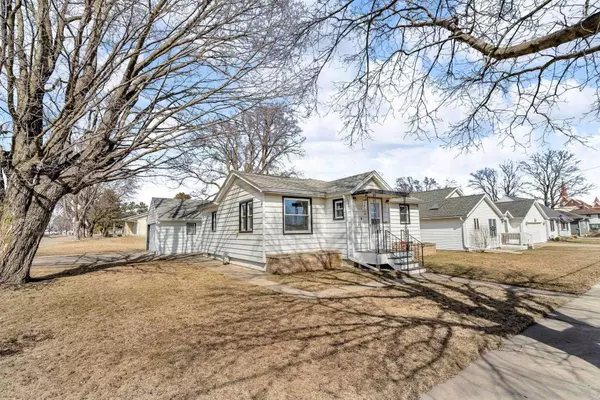 513 W Court ST, New Hampton, IA 50659