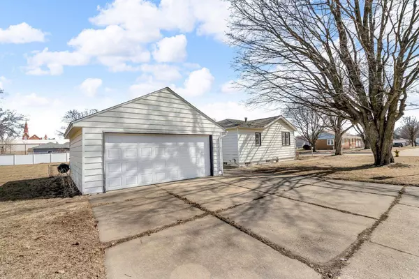 513 W Court ST, New Hampton, IA 50659