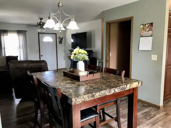 Henry E 302 ST, Calmar, IA 52132