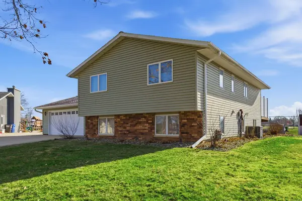 332 Fluer DR, New Hampton, IA 50659