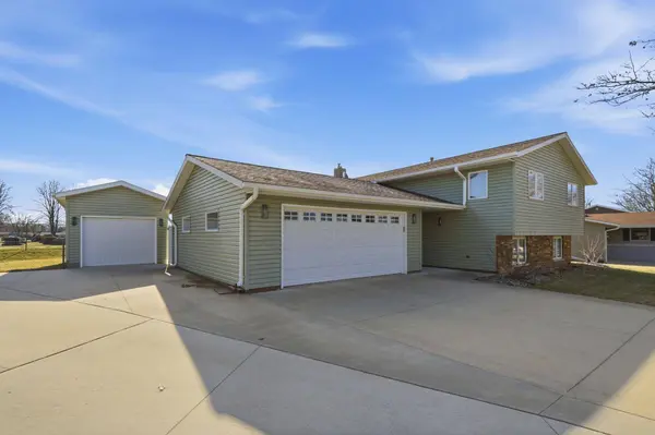 332 Fluer DR, New Hampton, IA 50659