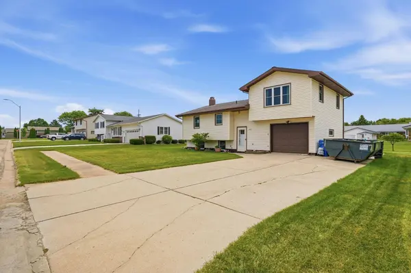 803 Sunset ST, New Hampton, IA 50659