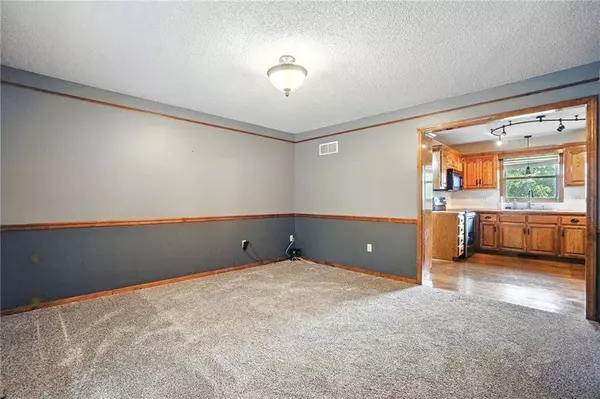 1203 Aspen DR, Smithville, MO 64089