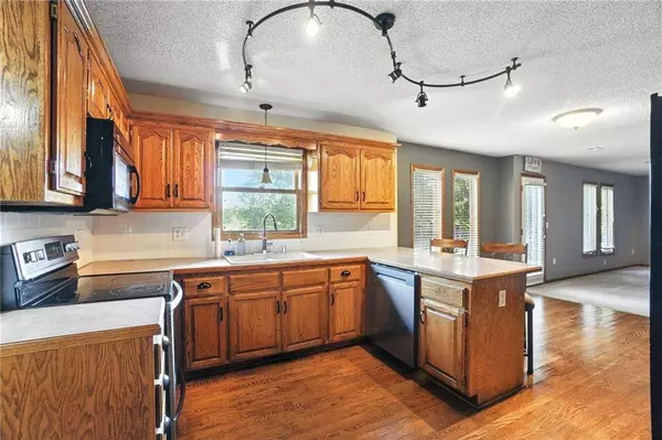 1203 Aspen DR, Smithville, MO 64089